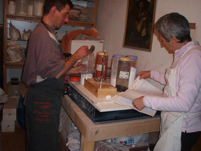 GODOY CON VICTOR PREPARANDO RECETAS PARA ESMALTES.JPG